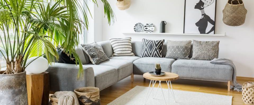 Sofa w pokoju gościnnym