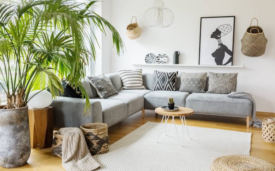 Sofa w pokoju gościnnym